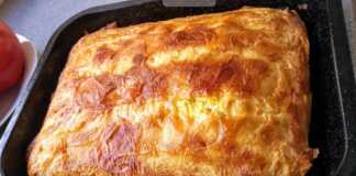 Τυρόπιτα με Φύλλο Κρούστας και δύο ειδών τυριά.