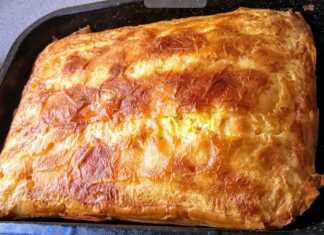 Τυρόπιτα με Φύλλο Κρούστας και δύο ειδών τυριά.