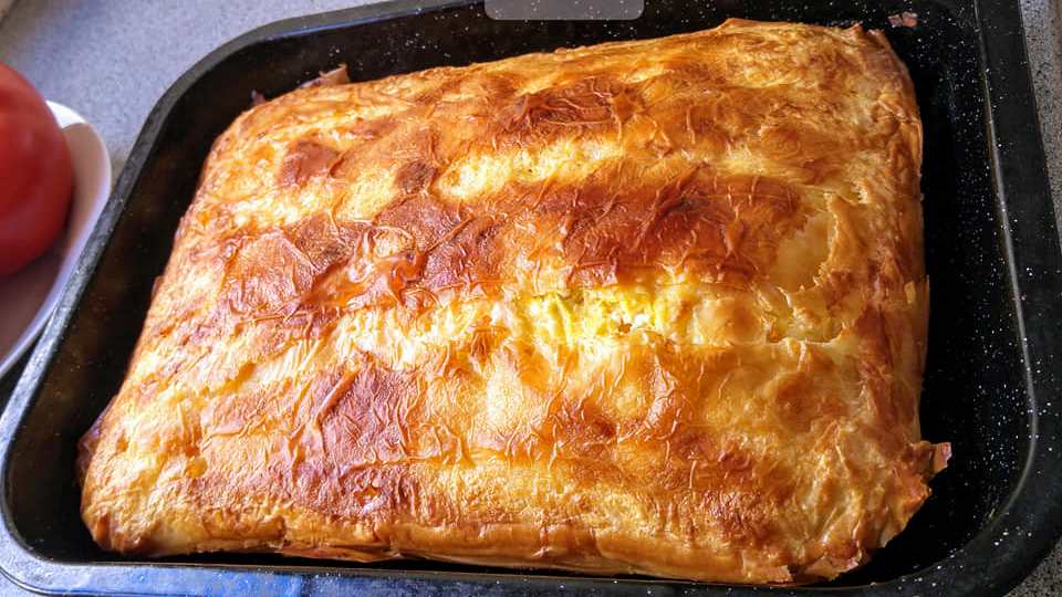 tiropitakroustas Τυρόπιτα με Φύλλο Κρούστας και δύο ειδών τυριά.