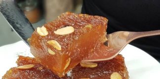 Αξεπέραστος Καραμελωμένος χαλβάς Φαρσάλων με καβουρδισμένο αμύγδαλο Κομμάτια χαλβά Φαρσάλων σε πιάτο, αναδεικνύοντας την βελούδινη υφή του.