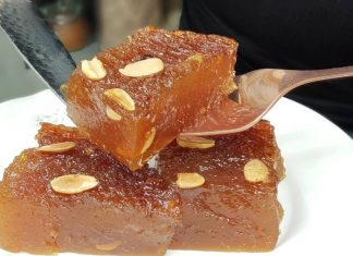 Κομμάτια χαλβά Φαρσάλων σε πιάτο, αναδεικνύοντας την βελούδινη υφή του.