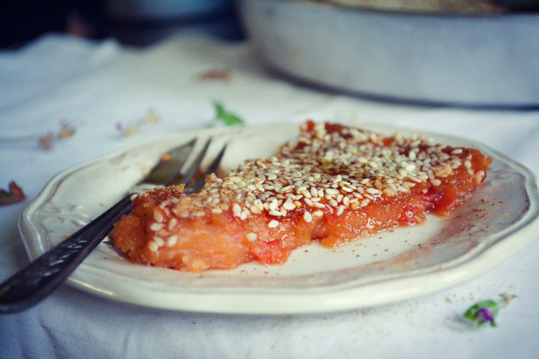 Κομμάτι από δροσερή καρπουζόπιτα, με ορατή την ψίχα του καρπουζιού