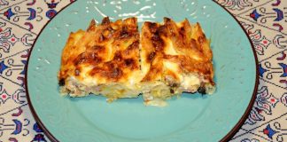 Κρεμώδεις Πένες Φούρνου με Μπέικον και λιωμένα τυριά, έτοιμες για σερβίρισμα.