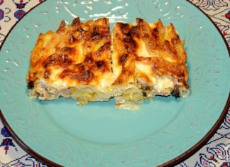 Κρεμώδεις Πένες Φούρνου με Μπέικον και λιωμένα τυριά, έτοιμες για σερβίρισμα.