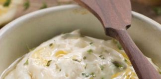 Μια κρεμώδης σάλτσα φέτας σερβιρισμένη σε μπολ, έτοιμη για χρήση.