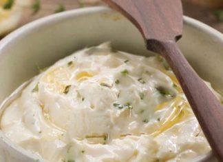 Μια κρεμώδης σάλτσα φέτας σερβιρισμένη σε μπολ, έτοιμη για χρήση.