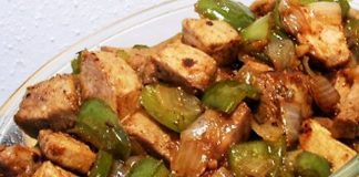 Έτοιμη Πικάντικη Κρητική Τηγανιά σε πιάτο, γαρνιρισμένη με φρέσκο μαϊντανό.