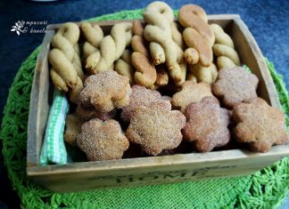 Τα ψημένα **Κουλουράκια Κανέλας** με κανελοζάχαρη, έτοιμα για σερβίρισμα.