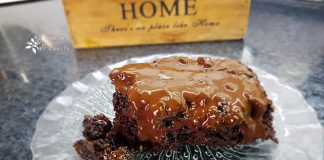 Κοντινό πλάνο στην υγρασία της Σοκολατόπιτας σιροπιαστής, που δείχνει πόσο ζουμερό είναι το εσωτερικό της