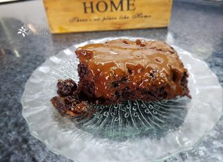 Κοντινό πλάνο στην υγρασία της Σοκολατόπιτας σιροπιαστής, που δείχνει πόσο ζουμερό είναι το εσωτερικό της