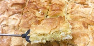 Λαχταριστή κασερόπιτα με χρυσαφένια, τραγανή χειροποίητη κρούστα, κομμένη σε κομμάτια, έτοιμη για σερβίρισμα.