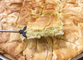 Λαχταριστή κασερόπιτα με χρυσαφένια, τραγανή χειροποίητη κρούστα, κομμένη σε κομμάτια, έτοιμη για σερβίρισμα.