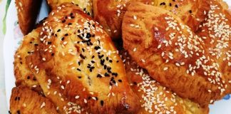 Οι τελικές Τυρόπιτες κουρού σε λαμαρίνα, έτοιμες για σερβίρισμα.