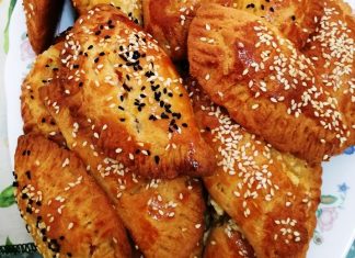 Οι τελικές Τυρόπιτες κουρού σε λαμαρίνα, έτοιμες για σερβίρισμα.