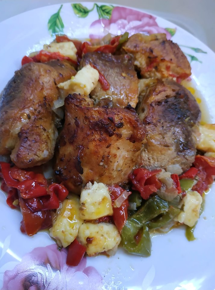 Χοιρινό στο φούρνο Ζουμερό Χοιρινό στο φούρνο για Μπύρα, ψημένο με κεφαλοτύρι και λαχανικά.