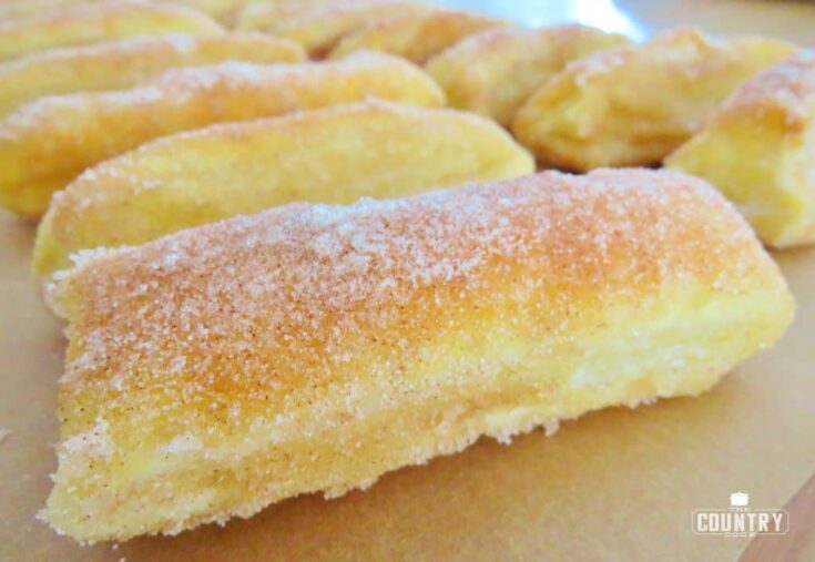 Τραγανά ψητά σφολιατάκια churros επικαλυμμένα με ζάχαρη και κανέλα τοποθετημένα σε πιατέλα