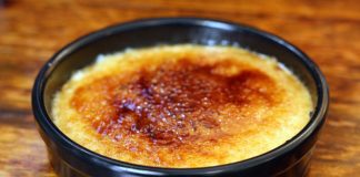 Ατομικά μπολάκια με Κρέμα Καταλάνα, με την καραμελωμένη κρούστα ζάχαρης, έτοιμα για σερβίρισμα