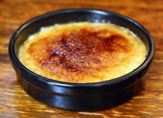 Ατομικά μπολάκια με Κρέμα Καταλάνα, με την καραμελωμένη κρούστα ζάχαρης, έτοιμα για σερβίρισμα