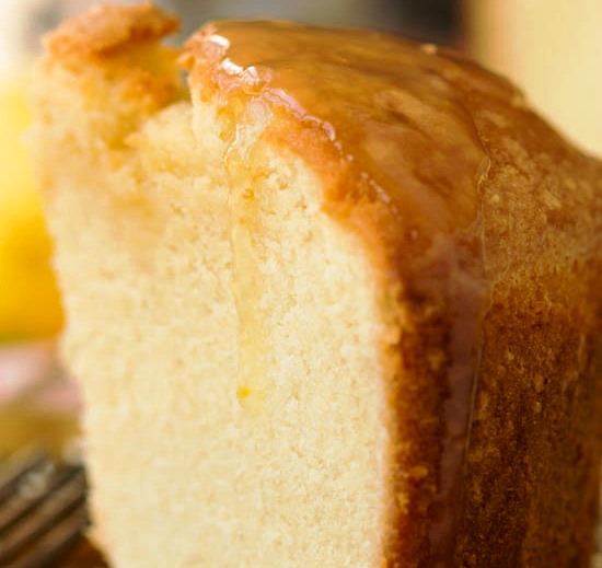 Old-Fashioned-Blue-Ribbon-Pound-Cake-1 Αφράτο κέικ βουτύρου σε πιατέλα, περιχυμένο με λαμπερή σάλτσα λεμονιού