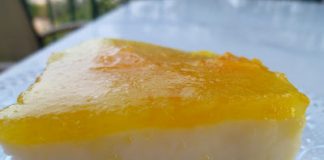 Πιάτο με τετράγωνο κομμάτι Μαλεμπί Πορτοκαλιού, με στρώσεις κρέμας, μπισκότων και γυαλιστερής μαρμελάδας πορτοκαλιού.