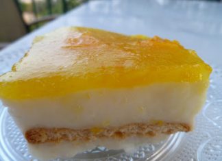 Πιάτο με τετράγωνο κομμάτι Μαλεμπί Πορτοκαλιού, με στρώσεις κρέμας, μπισκότων και γυαλιστερής μαρμελάδας πορτοκαλιού.