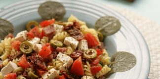 Καλοκαιρινή δροσερή σαλάτα ζυμαρικών…και για γεύμα Μία μεγάλη πιατέλα με Καλοκαιρινή Δροσερή Σαλάτα Ζυμαρικών, έτοιμη για σερβίρισμα