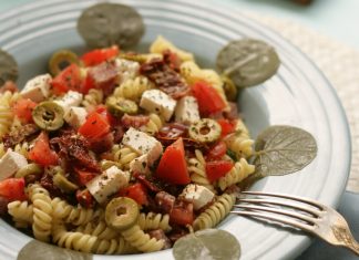 Μία μεγάλη πιατέλα με Καλοκαιρινή Δροσερή Σαλάτα Ζυμαρικών, έτοιμη για σερβίρισμα