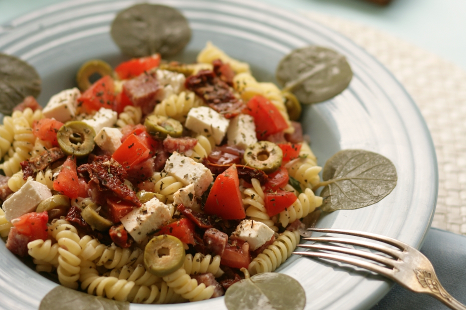 SUMMER-PASTA-SALAD_GREEK-STYLE Μία μεγάλη πιατέλα με Καλοκαιρινή Δροσερή Σαλάτα Ζυμαρικών, έτοιμη για σερβίρισμα