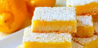 Μια φέτα από το δροσερό γλυκάκι λεμονιού πασπαλισμένο με άχνη