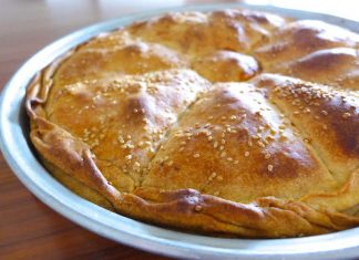 Τραγανή πρασόπιτα με χρυσαφένια κρούστα