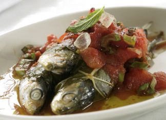 Σαρδέλες ψημένες σε αμπελόφυλα