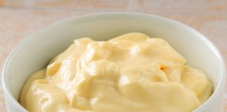 Σπιτική Μαγιονέζα της Αργυρώς Ένα μπολ με σπιτική μαγιονέζα, με λεία και κρεμώδη υφή