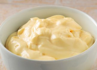 Ένα μπολ με σπιτική μαγιονέζα, με λεία και κρεμώδη υφή