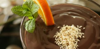 1 μπολ γεμάτο με σκούρα καφέ μους σοκολάτας, πασπαλισμένη με λευκό σουσάμι.