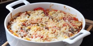 Πιάτο με ψημένες φέτες μελιτζάνας και κολοκυθιού, πασπαλισμένες με λιωμένο τριμμένο τυρί.