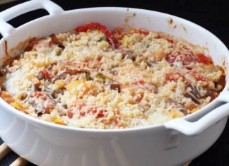 Πιάτο με ψημένες φέτες μελιτζάνας και κολοκυθιού, πασπαλισμένες με λιωμένο τριμμένο τυρί.