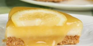 Γιαουρτογλυκό με ζαχαρούχο, μπισκότα και λεμονάτη επικάλυψη