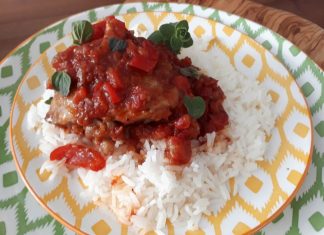 Κοτόπουλο Κοκκινιστό με Χιονάτο Πιλάφι