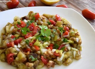 Καπνιστή Μελιτζανοσαλάτα με ψιλοκομμένα καρύδια και μαϊντανό.