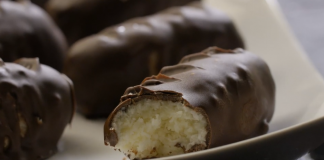 Τα τελικά Σοκολατένια BonBons με Καρύδα έτοιμα για σερβίρισμα.