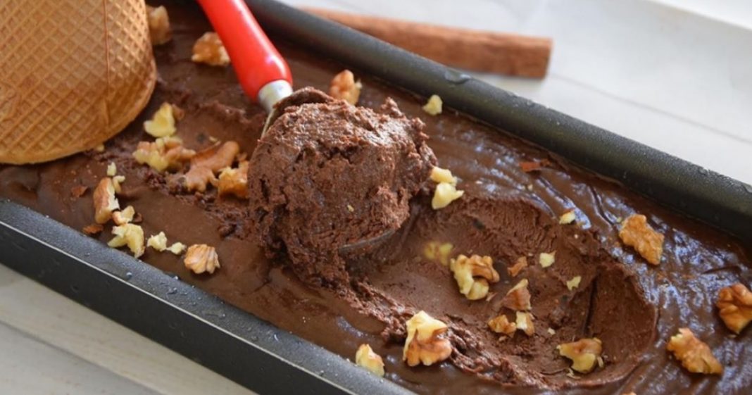 Κρεμώδες παγωτό σοκολάτα χωρίς ζάχαρη σε ένα μακρόστενο σκεύος, έτοιμο για κατάψυξη.