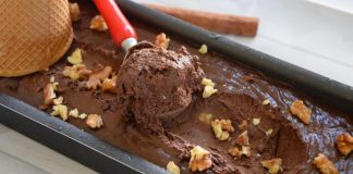 Κρεμώδες παγωτό σοκολάτα χωρίς ζάχαρη σε ένα μακρόστενο σκεύος, έτοιμο για κατάψυξη.