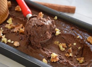 Κρεμώδες παγωτό σοκολάτα χωρίς ζάχαρη σε ένα μακρόστενο σκεύος, έτοιμο για κατάψυξη.