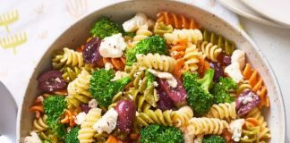 Σαλάτα “Ουράνιο Τόξο” με φέτα και ελιά