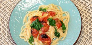 Λιγκουίνι με ντοματίνια και σπανάκι