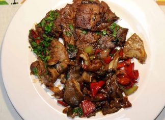 Μπριζόλες με Μανιτάρια και Πιπεριές