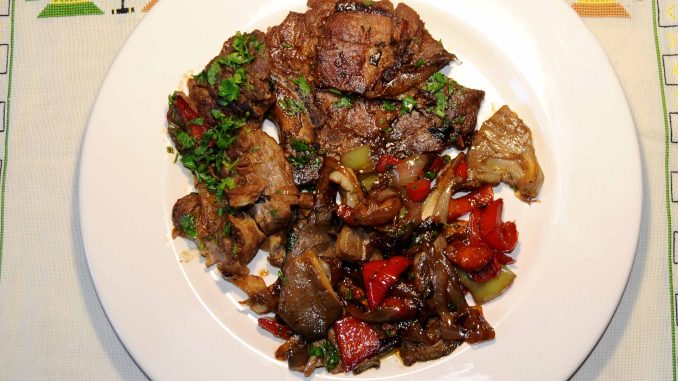 Μπριζόλες-με-Μανιτάρια-και-Πιπεριές-Steaks-with-Mushrooms-and-Peppers-678x381