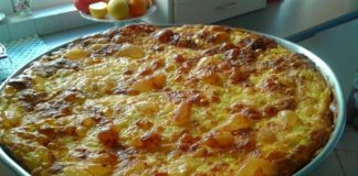 Τυρόπιτα με σουρωτό φύλλο κρούστας (κουρελόπιτα) σε ταψί, ψημένη, χρυσαφένια και αφράτη.