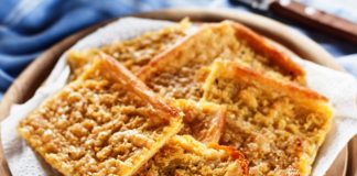 Η τραγανή Πίτα με Αλεύρι Ρεβυθιού σερβιρισμένη με μαύρο πιπέρι