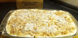 Ένα κομμάτι μιλφέιγ με στρώσεις σφολιάτας, κρέμας και πασπαλισμένης ζάχαρης άχνης.